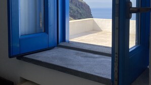 A room with a window overlooking a beach and cliffs. - Aeolian Island Villa-Detached villa LIPARI, private pool with stunning sea view (Lipari)
