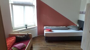 Eenvoudige tweepersoonskamer, gemeenschappelijke badkamer (Gemeinsame Kueche) | Een bureau, een laptopwerkplek, geluiddichte muren, gratis wifi