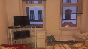 Skrivbord, arbetsyta för laptop, ljudisolering och gratis wi-fi
