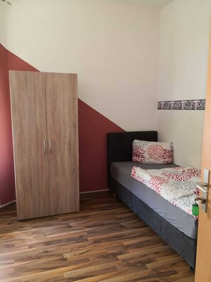 Chambre Simple, salle de bains commune (Gemeinsame Kueche) | Bureau, espace de travail pour ordinateur portable