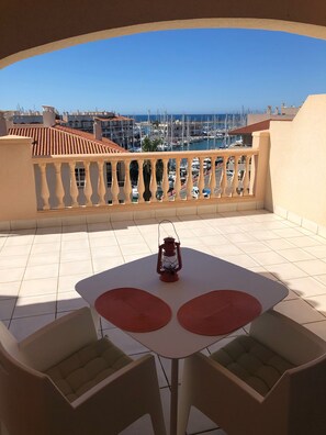 屋外ダイニングエリア