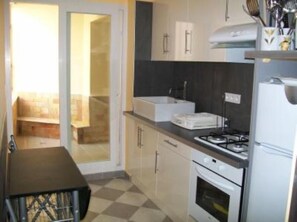 Fridge, microwave, oven, stovetop - APPARTEMMENT DOWNTOWN: Ile Rousse (L'île-Rousse)