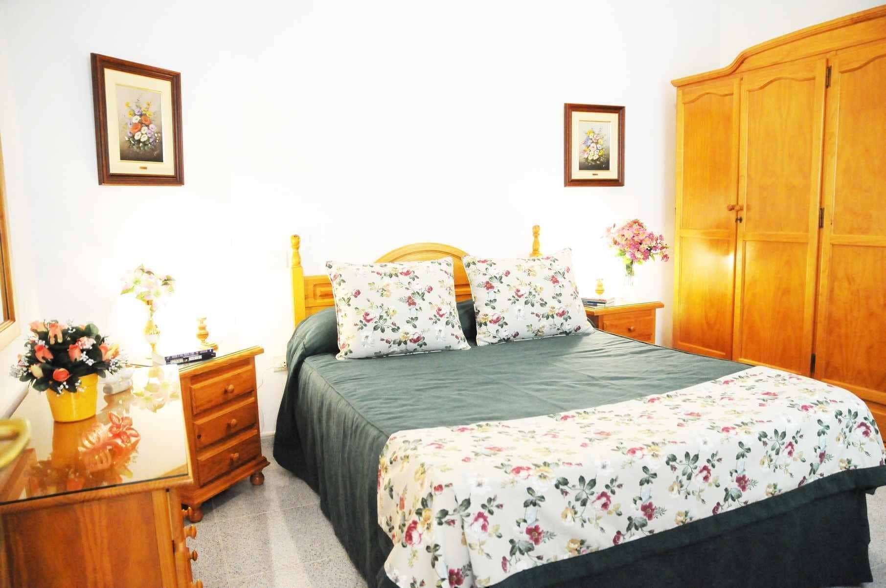 2 habitaciones, tabla de planchar con plancha, cuna de viaje y wifi 