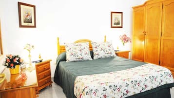 2 habitaciones, tabla de planchar con plancha, cuna de viaje y wifi