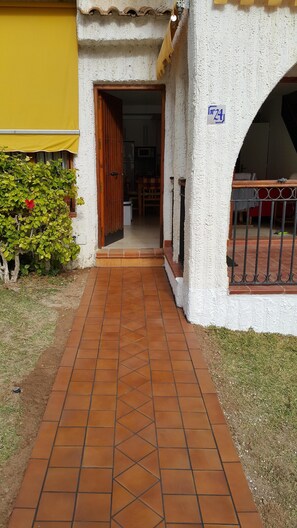Exterior detail - Lovely 3-storey house by beach, Santa Pola nr Alicante. Bungalow bonito al mar (santa pola)