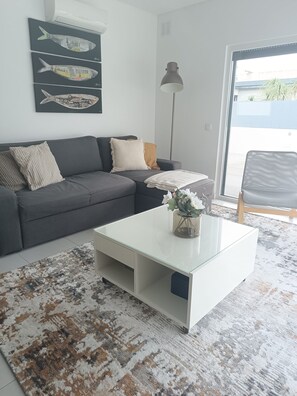 Televisor intel·ligent, llar de foc, taula de tennis de taula i estèreo 