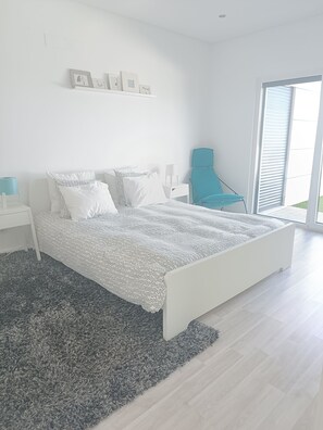 3 dormitoris, planxa i posts de planxar i un bressol de viatge 