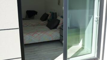 3 bedrooms, iron/ironing board, travel crib, WiFi (free)