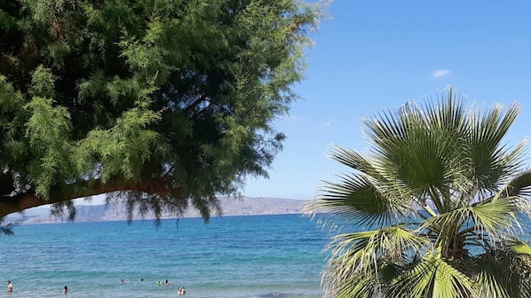 Beach nearby, sun loungers, beach towels