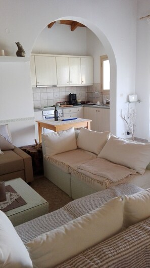 TV, DVD player, books, stereo