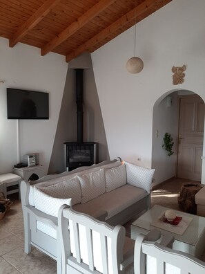 Fernseher, DVD-Player, Bücher, Stereoanlage