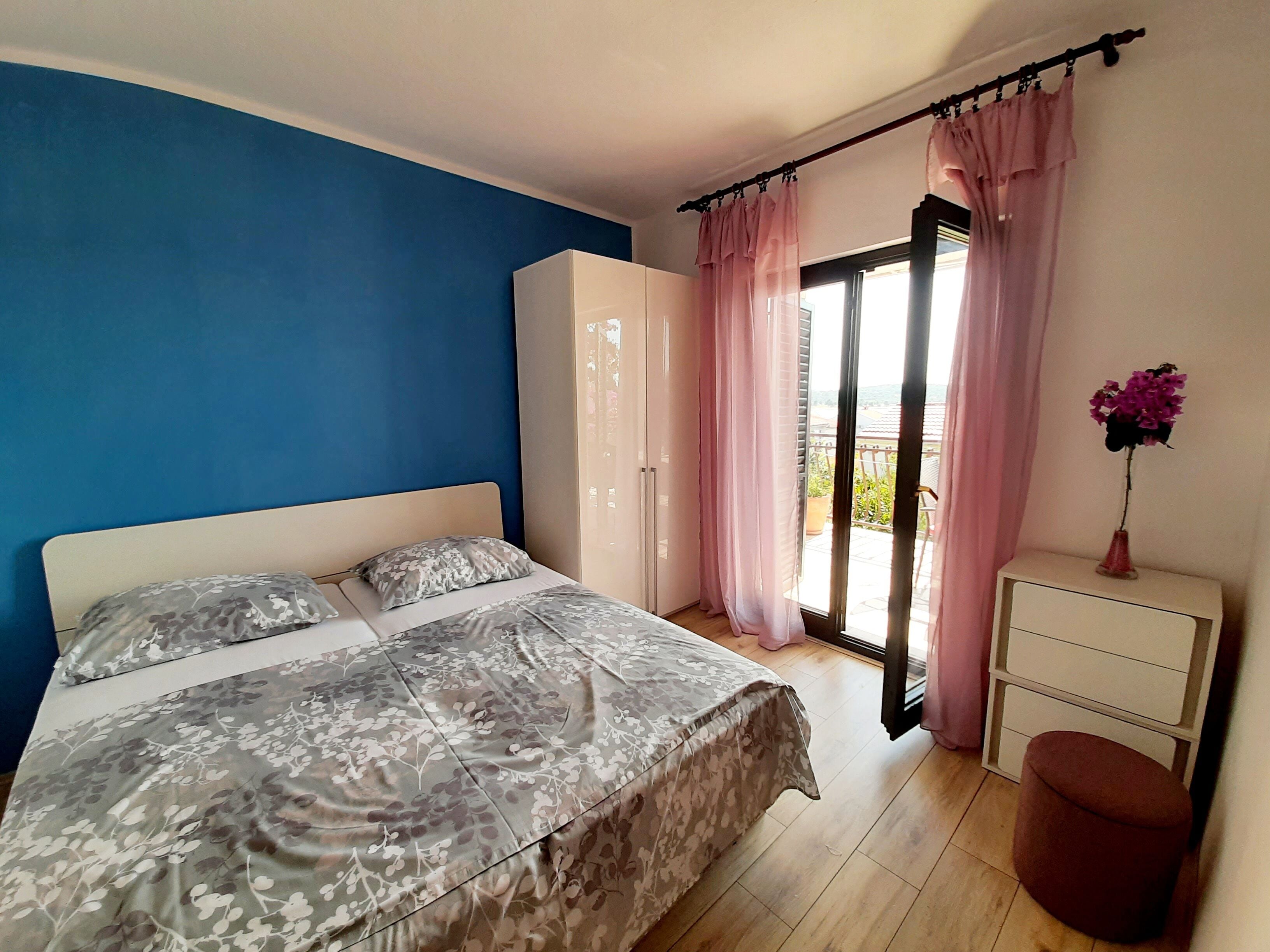 3 makuuhuonetta, silitysrauta/-lauta, ilmainen Wi-Fi, vuodevaatteet