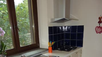 Køleskab, mikrobølgeovn, ovn, kogeplade