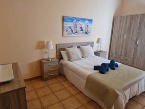 2 عدّة غرف نوم ومكواة/لوح كي وخدمة الإنترنت وملاءات أسرّة