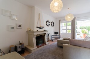 TV, fireplace, stereo