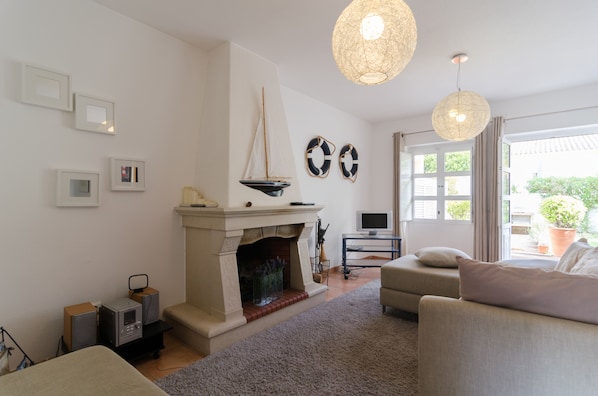 TV, fireplace, stereo