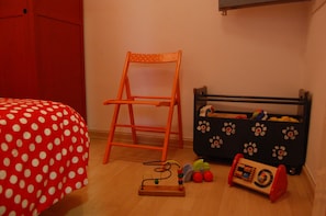 3 habitaciones, tabla de planchar con plancha y cuna de viaje