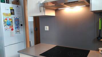 Een koelkast, een microgolfoven, een oven, een kookplaat