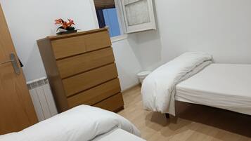 3 slaapkamers, een strijkplank/strijkijzer, reisbedje, gratis wifi