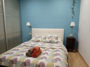 3 habitaciones, tabla de planchar con plancha y cuna de viaje