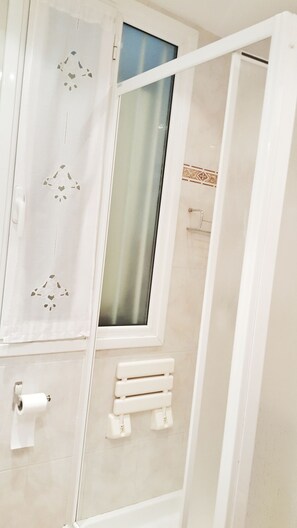 Towels, soap, shampoo, toilet paper