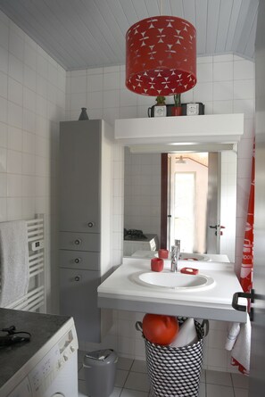 Ensemble douche/baignoire, sĂšche-cheveux, savon, papier toilette