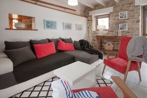 TV, DVD player, livros