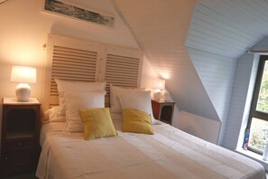 2 quartos, ferros/tábuas de passar roupa, berço de viagem