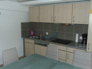 Full-sized fridge, microwave, oven, cookware/dishes/utensils - Hostel Vorharz Quedlinburg (Quedlinburg)