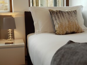 2 bedrooms, iron/ironing board, free WiFi, bed sheets - Old Surgery,  tastefully decorated, spotless and comfortable (Anstruther)