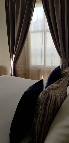 2 bedrooms, iron/ironing board, free WiFi, bed sheets - Old Surgery,  tastefully decorated, spotless and comfortable (Anstruther)