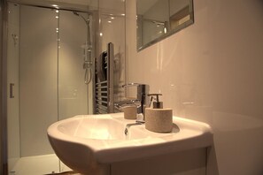 Dusche, Haartrockner, Handtücher, Seife