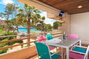 Outdoor dining - Beachfront Apartment · AirCon · Pool · Wifi · UHC PLAYAMARO 092 (Salou)