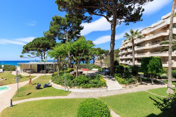 Et resort med swimmingpool, udendørs siddepladser og havudsigt.