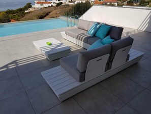 Outdoor pool, a heated pool - Recent modern villa (8 people) with sea view and private swimming pool, near Nazaré (Serra da Pescaria)