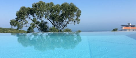 Una piscina al aire libre, una piscina climatizada