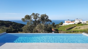 Outdoor pool, a heated pool - Recent modern villa (8 people) with sea view and private swimming pool, near Nazaré (Serra da Pescaria)