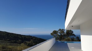 Property grounds - Recent modern villa (8 people) with sea view and private swimming pool, near Nazaré (Serra da Pescaria)