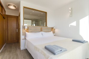 3 bedrooms, in-room safe, iron/ironing board, travel cot