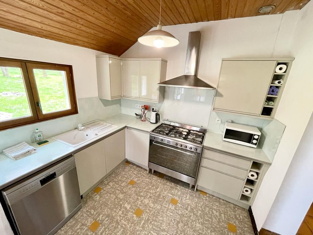 Seven Bdm Family House In Countryside Village With Large Beautiful Secure Garden