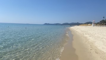 Una spiaggia nelle vicinanze