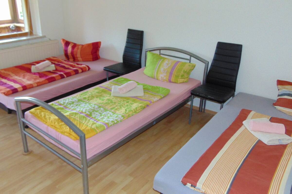Habitación triple básica, baño compartido (gemeinsame Küche) | Escritorio, wifi gratis, ropa de cama