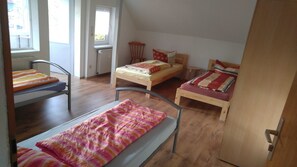Habitación cuádruple, baño compartido (gemeinsame Küche) | Escritorio, wifi gratis, ropa de cama