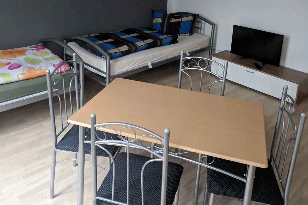 Escritorio, wifi gratis, ropa de cama