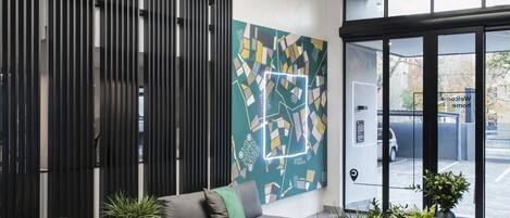 Coin salon dans le hall