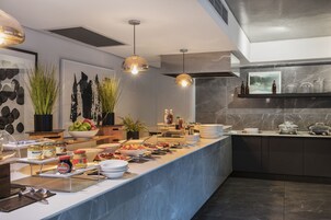 Daily buffet breakfast (ZAR 235 per person)