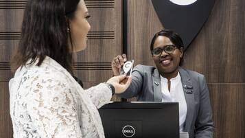 Kios check-in/check-out