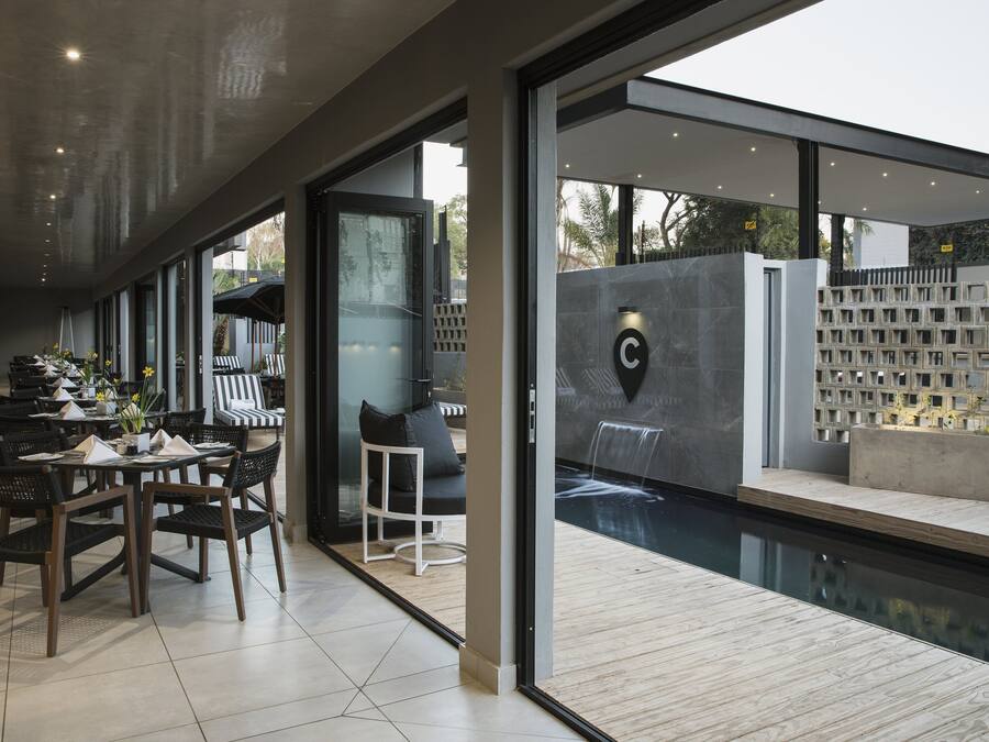 Serveert ontbijt, lunch, diner, lokale gerechten