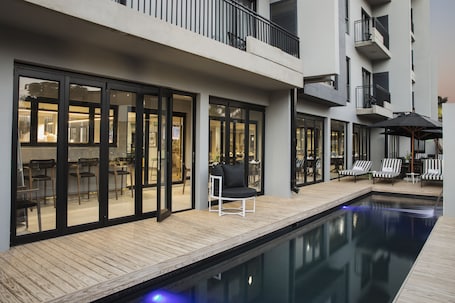 Una piscina al aire libre