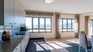 Coffee/tea maker, fridge, microwave, oven - Apartamento T3  Nazaré para Férias (Frente Mar AL) (Nazaré)